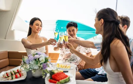 Burj Al Arab: 2-Hour Yacht Tour with BBQ Dinner and Drinks