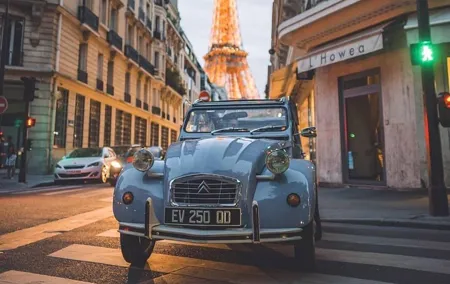Vintage 2CV Adventure: 2-Hour Paris Highlights Tour