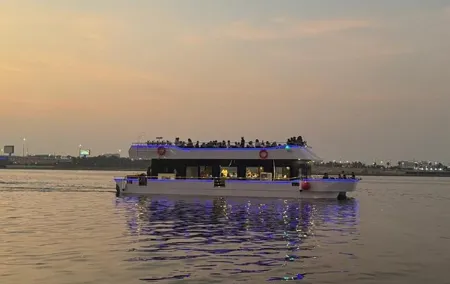 Dubai Luxury Canal Dinner Cruise with Shows