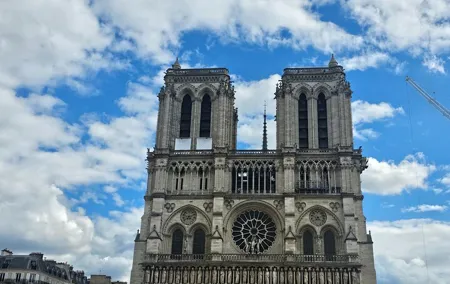 Notre Dame Outdoor Walking Tour and Entrance to Sainte Chapelle