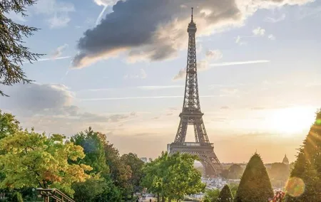 Paris: Eiffel Tower Guided Tour by Elevator