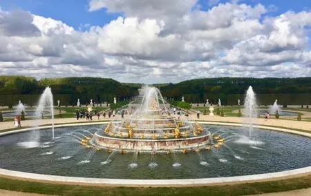 Versailles Palace and Giverny Private Guided Tour from Paris