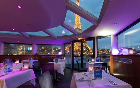 Seine River Dinner Cruise with Live Singer by VIP Yacht de Paris