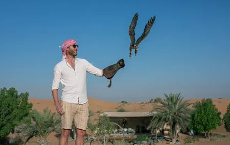Dubai: Private Falconry Experience & Breakfast at Al Maha Resort
