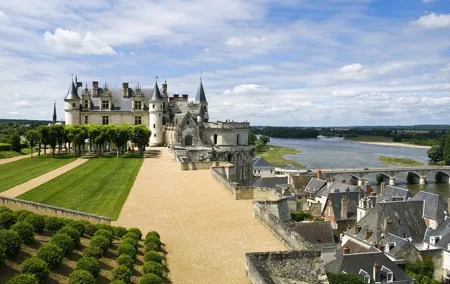 Incredible Loire castles tour with lunch and a vineyard visit