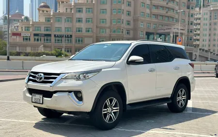 Dubai: Hire Private Vehicle with Driver for Full Day