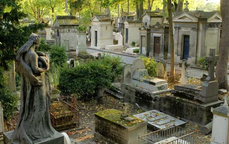 Paris: Haunted Père Lachaise Cemetery Guided Tour