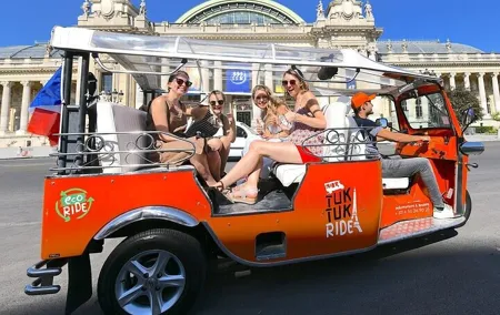 2H Private Electric Tuktuk Tour in Paris