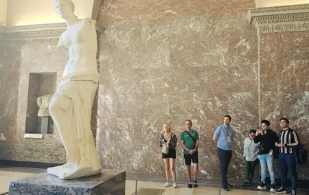Louvre Museum Small-Group English Guided Tour
