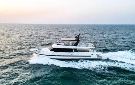 4 hr Luxury Yacht Rental – Get 1hr FREE!
