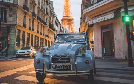 Vintage 2CV Adventure: 1-Hour Paris Highlights Tour