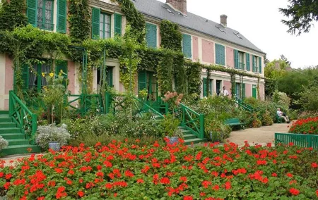 Giverny Half Day Guided Trip with Monet's House & Gardens from Paris by minivan