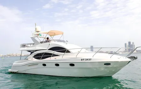 Dubai: Private Yacht Tour Experience with Soft Drinks