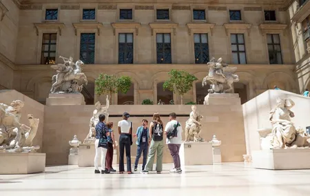 Fabuleux Guided Tour Through the Louvre Museum with Reserved Access