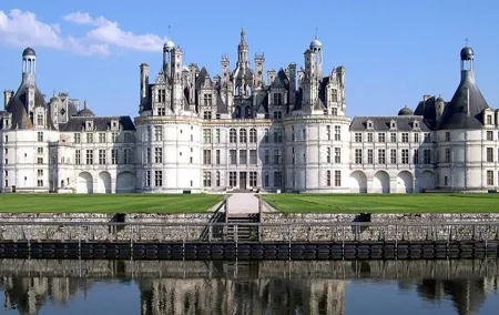 Loire Valley Castles Guided Day Trip from Paris in minivan