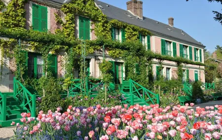 Giverny's House & Gardens plus Versailles Palace Day Trip with Lunch from Paris