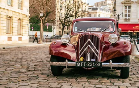 Guided tour of Paris in Citroën Traction Avant or DS 21