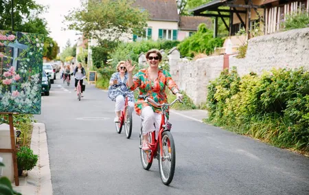 From Paris: Monet Gardens & Giverny Bike Tour with Picnic Stop