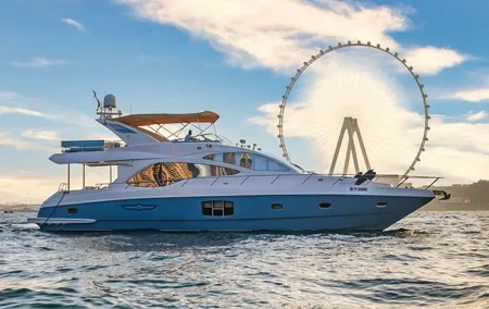 2-hours Shared Yacht Tour in Dubai Marina With Food and Drinks