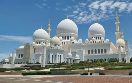 Guided City Tour of Abu Dhabi with Sheikh Zayed Mosque