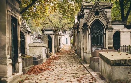 Paris: Famous Graves of Pere Lachaise Cemetery Guided Tour