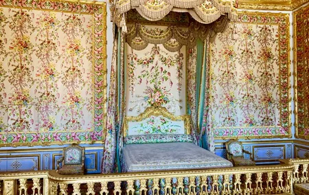 Versailles Palace & Marie-Antoinette's Estate Private Guided Tour with Lunch