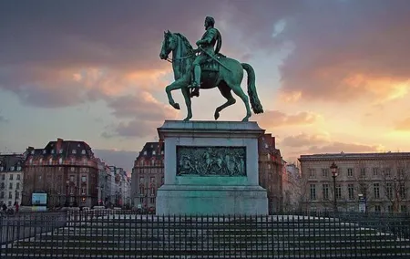 Paris by Night Walking Tour: Ghosts, Mysteries and Legends