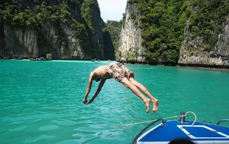 Phi Phi Island by Premium Speedboat with Lunch from Phuket