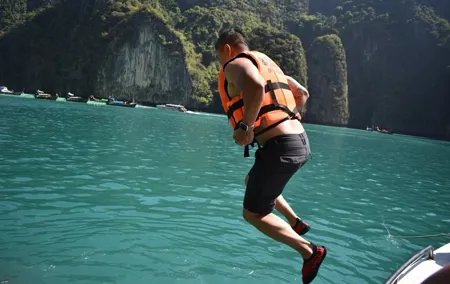 Phi Phi Islands Speedboat Full-Day Tour from Phuket+ Buffet Lunch