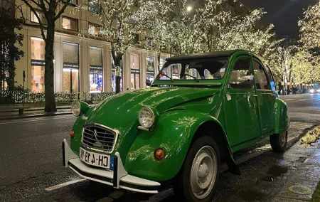 Private tour Paris Christmas lights tour 2 hours in Citroën 2CV