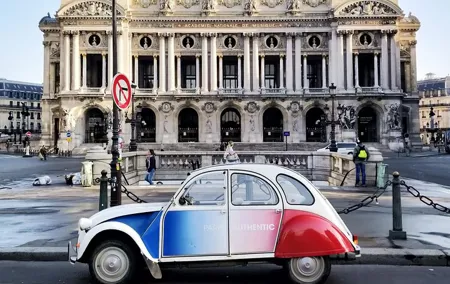 Half day trip in Paris in a vintage and convertible car with a Parisian
