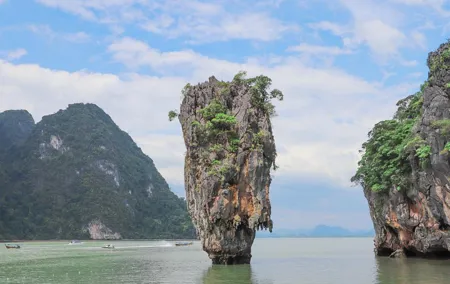 THE PREMIUM JAMES BOND Island by Speed Boat