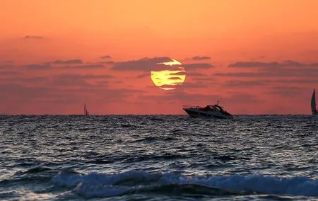 Phi Phi Maiton Khai Sunset Premium TourĀ