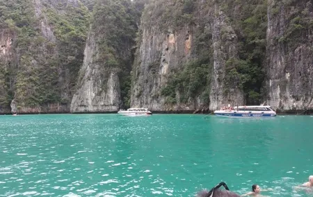 Phi Phi Island Tour by Speed Boat with Snorkeling