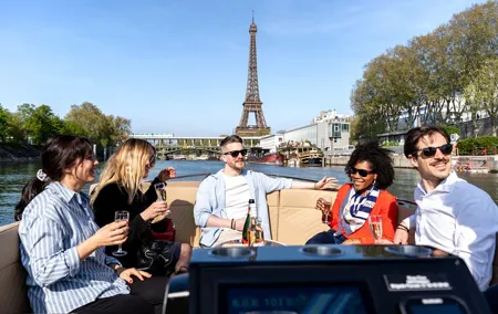 Private Boat Tour in Paris with Rosé and Macarons