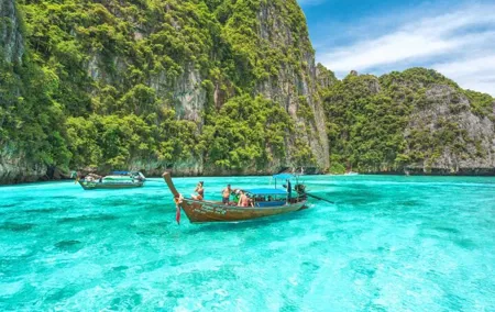 Phuket: Phi Phi and Bamboo Islands Day Trip with Buffet Lunch