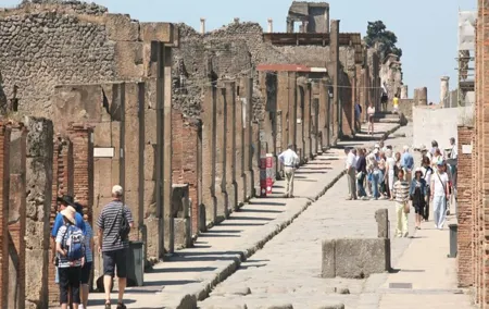 Pompeii and Naples from Rome: Small Group Day Tour with Lunch