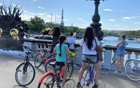 Bike Paris treasures with a live guide - Families & Friends