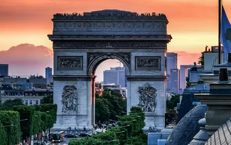 Half-day Walking tour with Fun Guide & Arc du Triomphe Tickets