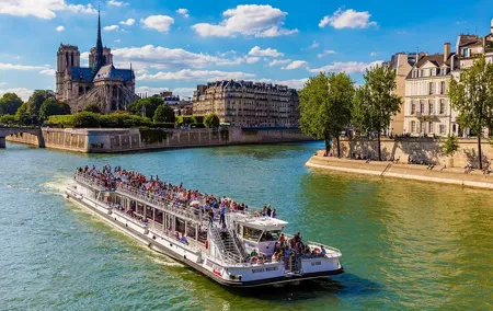 Bateaux Mouches Seine River 1 Hour Sightseeing Cruise