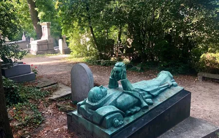 2.5 Hour Walking Tour of Père Lachaise Cemetery from Paris