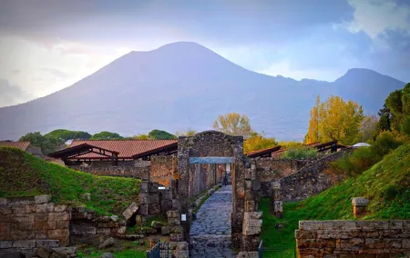 Pompeii and Vesuvius Day Trip with Lunch from Rome