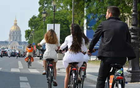 Paris: City Bike Tour on a Dutch Bike