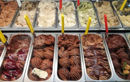 Dessert and Cakes Tasting and Sightseeing Tour in Rome
