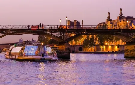 1 Hour Paris Illuminated Evening Sightseeing Cruise