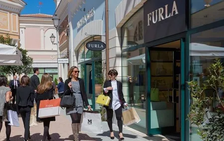 Rome: Castel Romano Outlet Shopping, Semi-Private Day Tour