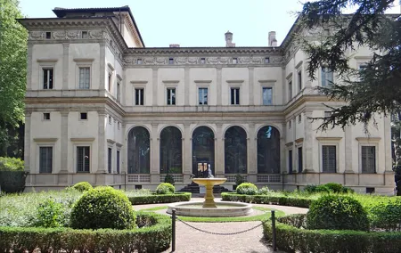 Villa Farnesina and Trastevere District Tour in Rome