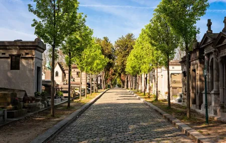Père Lachaise Cemetery Walking Tour: Scandals and Love Affairs
