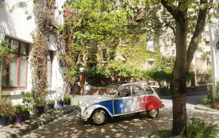 Tour in a vintage car with a Parisian
