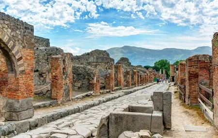 Small-Group Full-Day Pompeii, Positano and Amalfi Coast from Rome